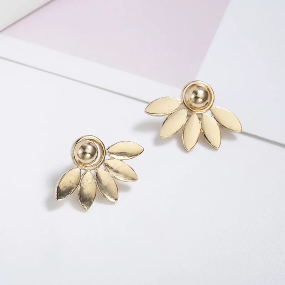 Unique “Spring Daisies” Cute Floral Stud Earring - Picture 2 of 4